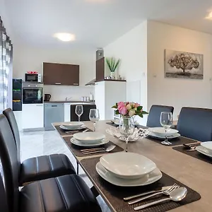 https://apartmani-karoca-3.in-istria.net